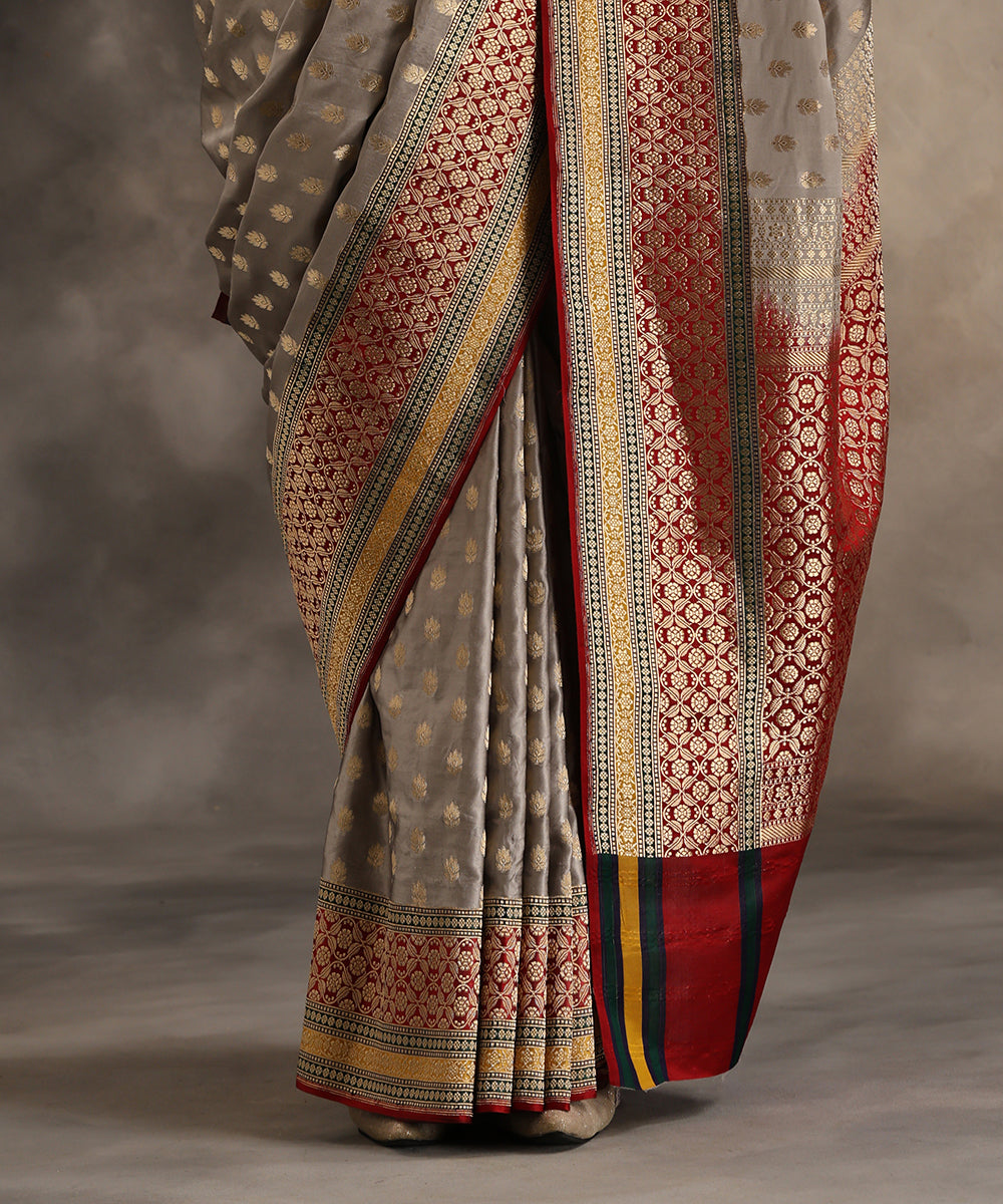 Pastel_Grey_Handloom_Pure_Gajji_Silk_Banarasi_Saree_With_Kadhwa_Booti_WeaverStory_04