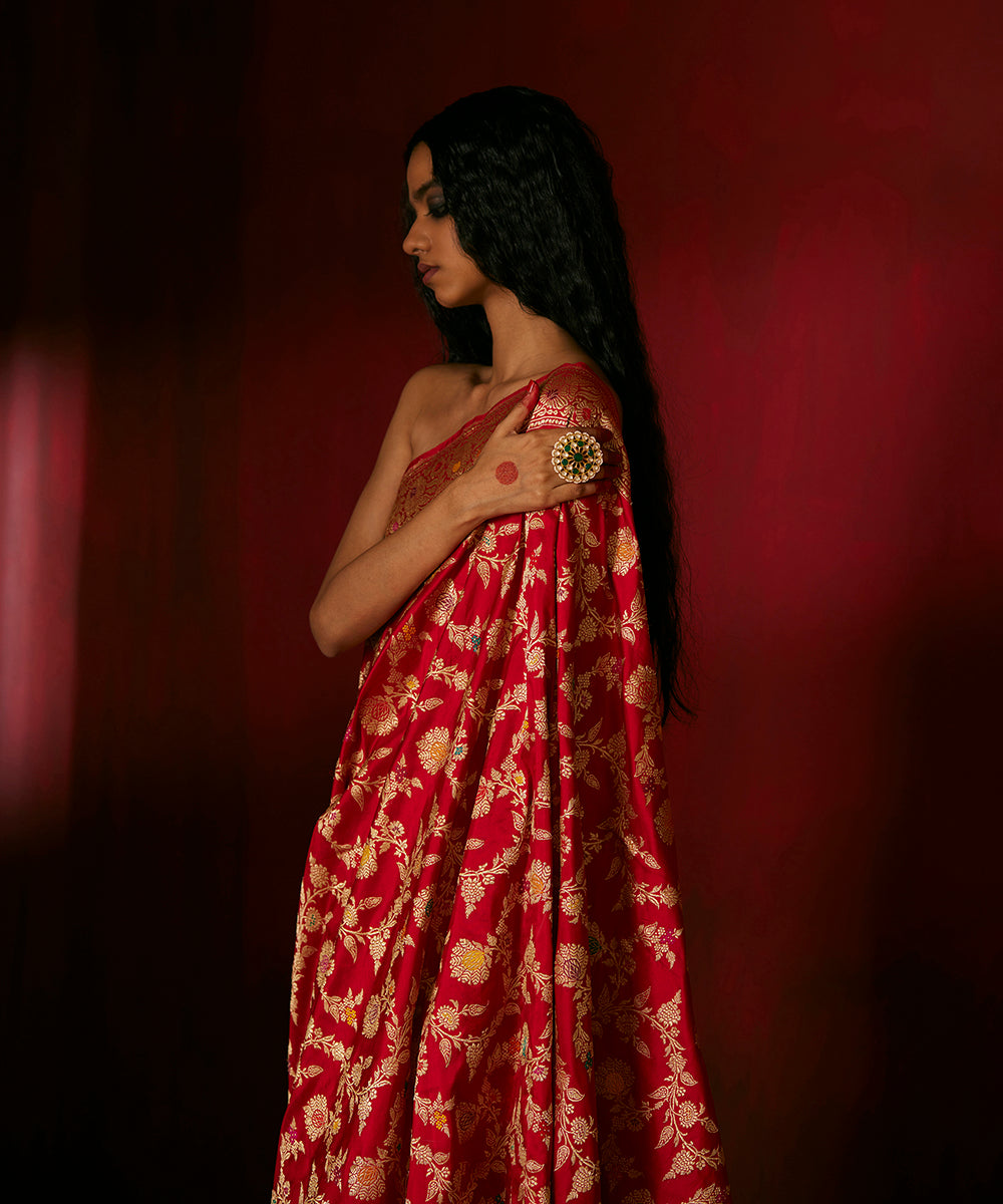 Handloom_Red_Pure_Katan_Silk_Banarasi_Saree_With_Floral_Jaal_WeaverStory_01