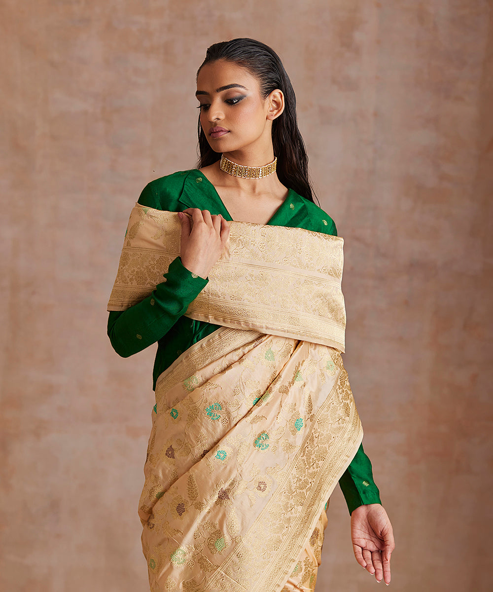 Light_Peach_Handloom_Pure_Katan_Silk_Banarasi_Saree_With_All_Over_Floral_Jaal_WeaverStory_01