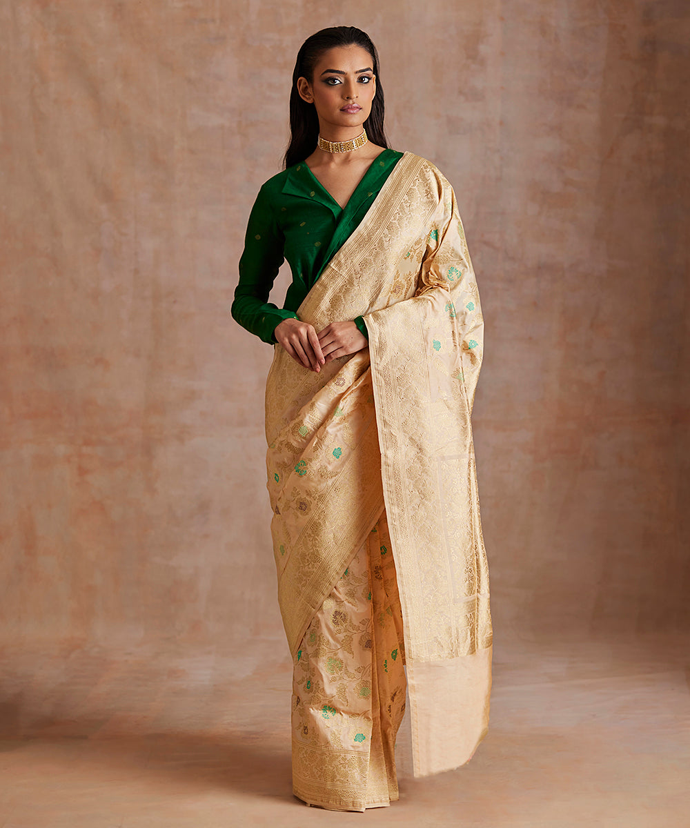 Light_Peach_Handloom_Pure_Katan_Silk_Banarasi_Saree_With_All_Over_Floral_Jaal_WeaverStory_02