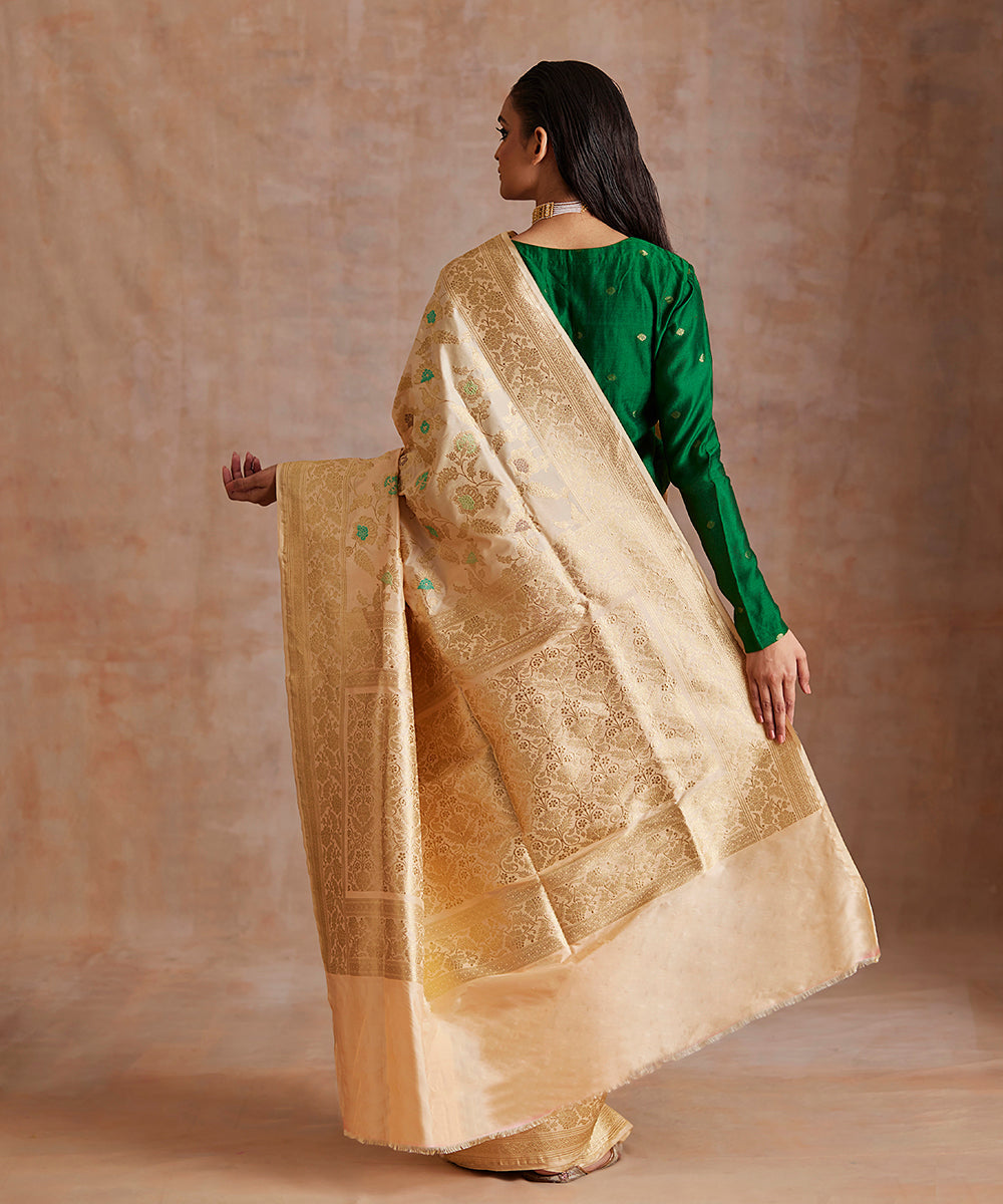 Light_Peach_Handloom_Pure_Katan_Silk_Banarasi_Saree_With_All_Over_Floral_Jaal_WeaverStory_03
