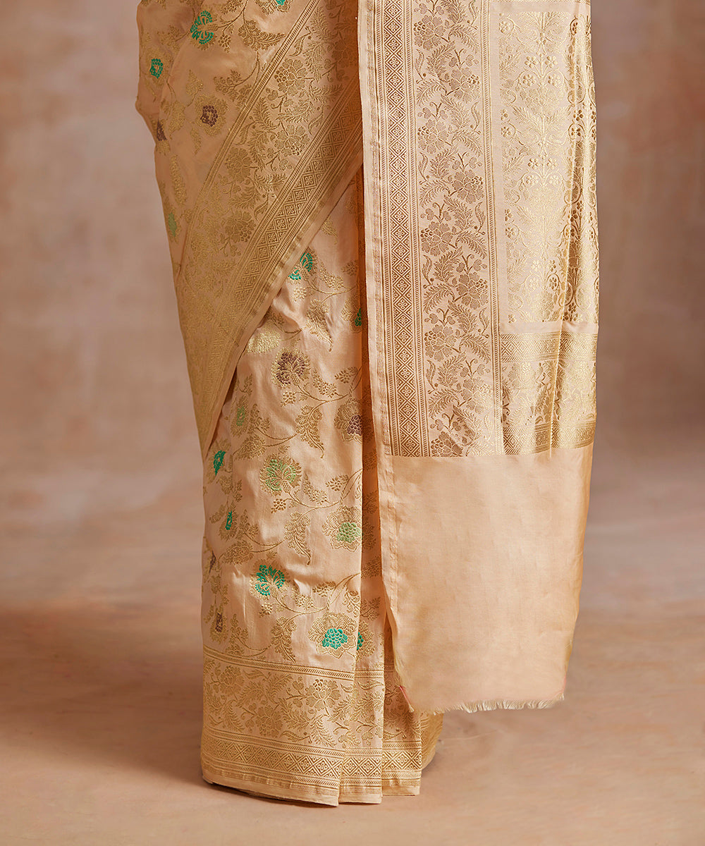 Light_Peach_Handloom_Pure_Katan_Silk_Banarasi_Saree_With_All_Over_Floral_Jaal_WeaverStory_04