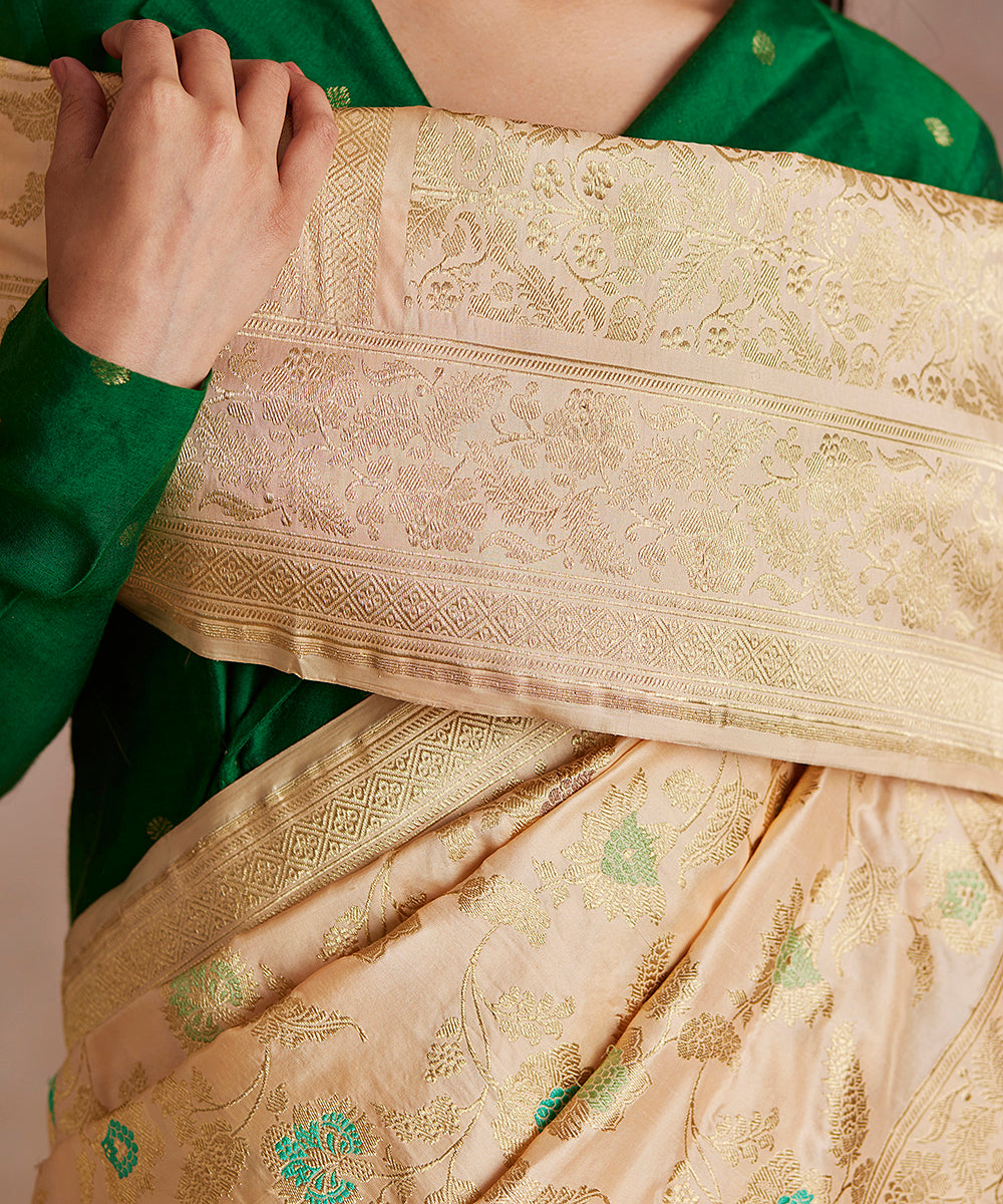 Light_Peach_Handloom_Pure_Katan_Silk_Banarasi_Saree_With_All_Over_Floral_Jaal_WeaverStory_05