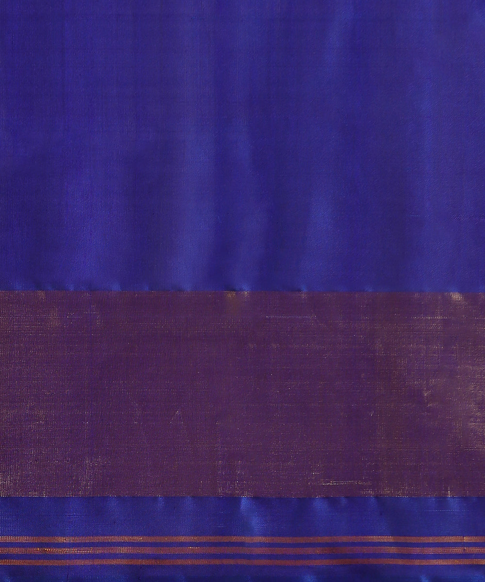 Handloom_Off_White_Pure_Mulberry_Silk_Ikat_Patola_Saree_With_Blue_Tissue_Border_WeaverStory_05