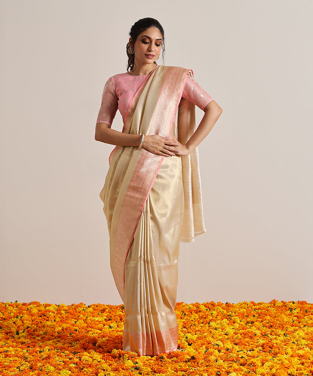 Handloom_Gold_Pure_Katan_Silk_Tanchoi_Banarasi_Saree_With_Kadhwa_Dust_Peach_Border_WeaverStory_02