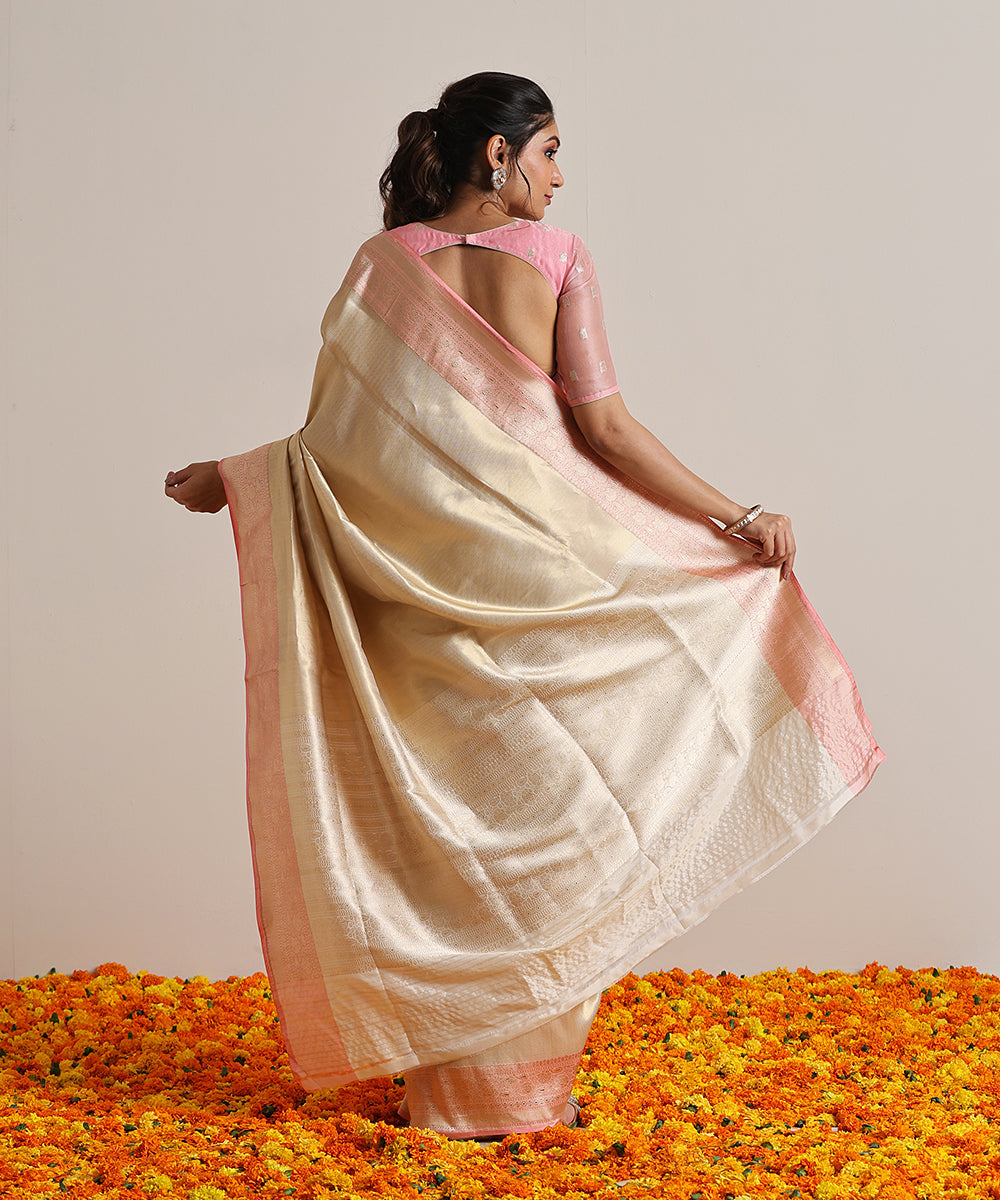 Handloom_Gold_Pure_Katan_Silk_Tanchoi_Banarasi_Saree_With_Kadhwa_Dust_Peach_Border_WeaverStory_03