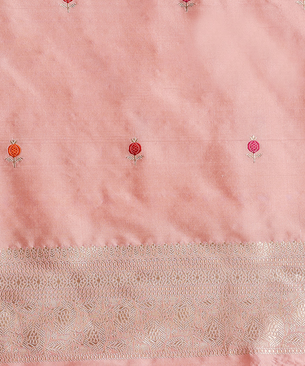 Handloom_Gold_Pure_Katan_Silk_Tanchoi_Banarasi_Saree_With_Kadhwa_Dust_Peach_Border_WeaverStory_05