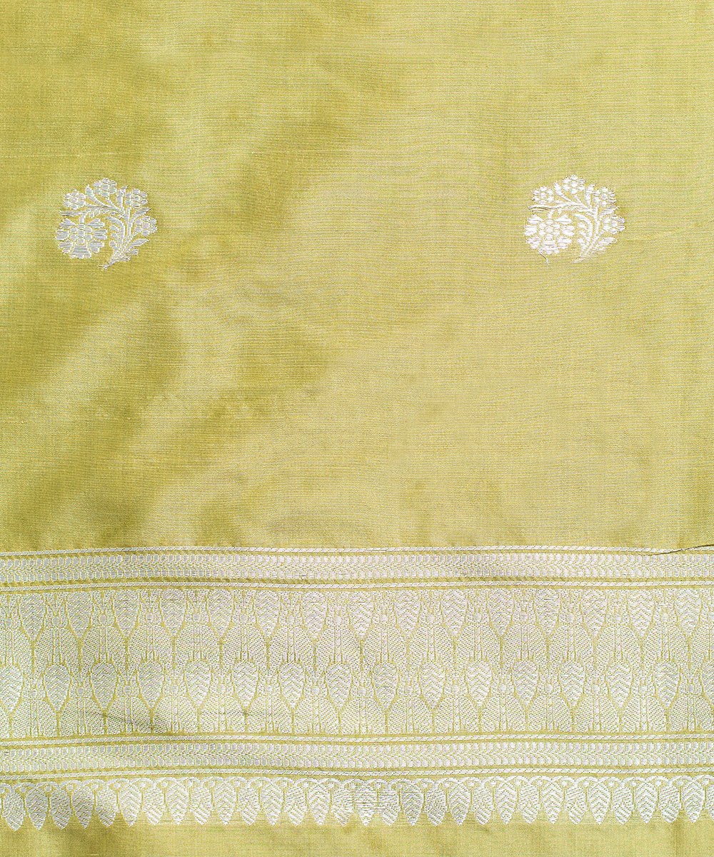 Handloom_Golden_Yellow_Pure_Katan_Silk_Tanchoi_Banarasi_Saree_With_Kadhwa_Border_WeaverStory_05
