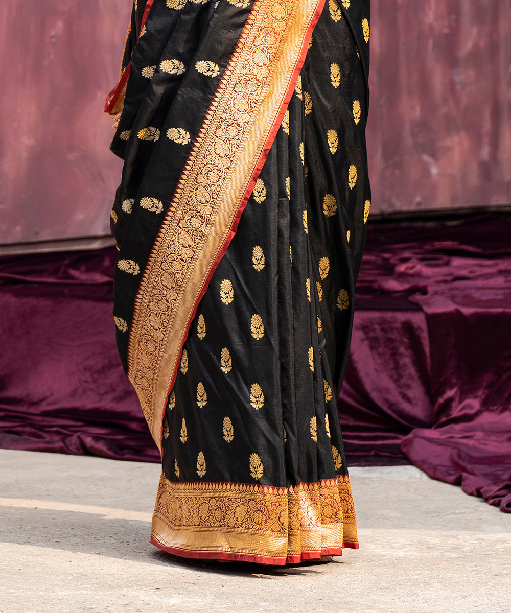 Handloom_Black_Pure_Katan_Silk_Banarasi_Saree_With_Gold_Cutwork_Booti_WeaverStory_04