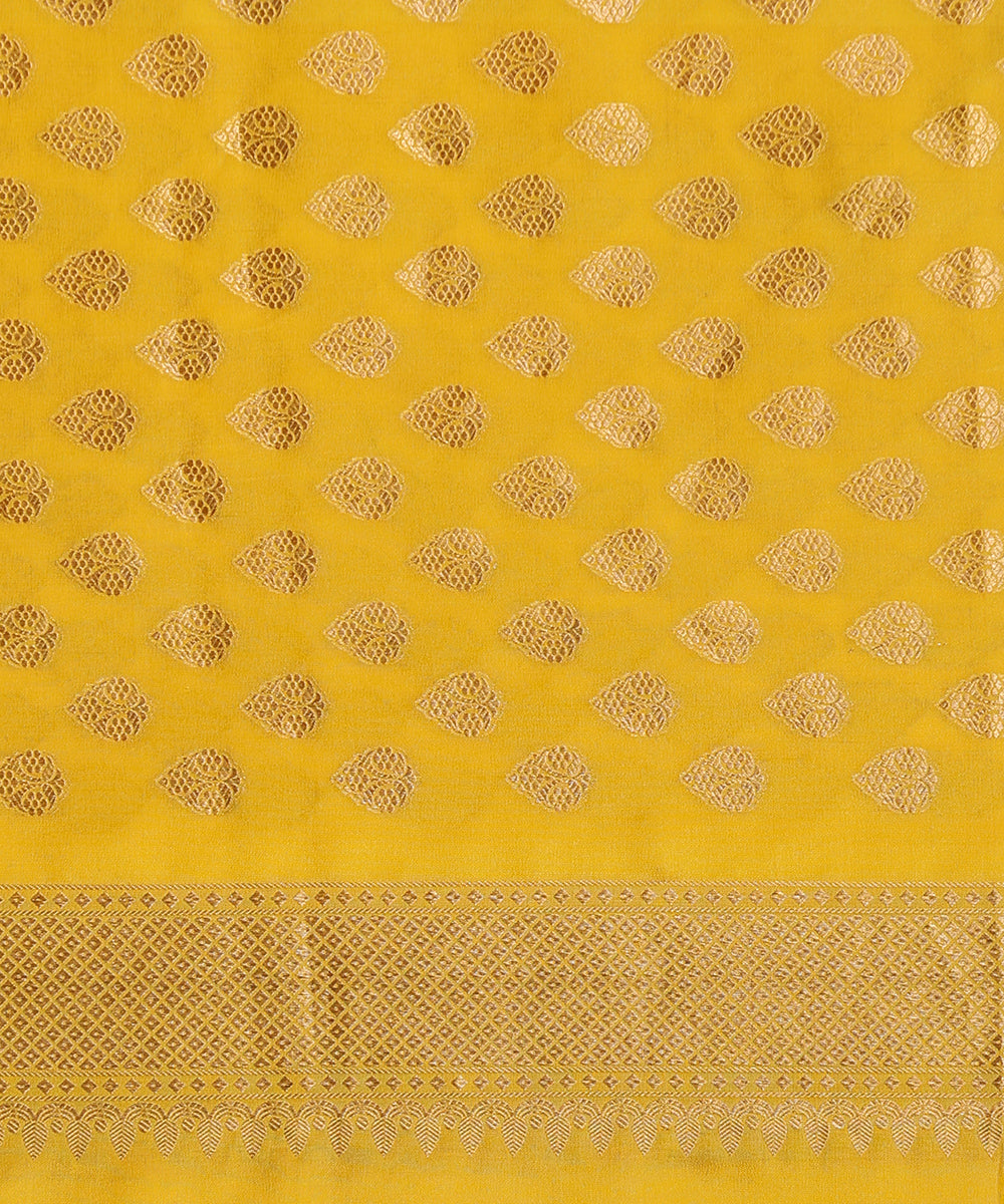 Handloom_Red_Pure_Katan_Silk_Kimkhab_Banarasi_Saree_With_Yellow_Blouse_Piece_WeaverStory_05