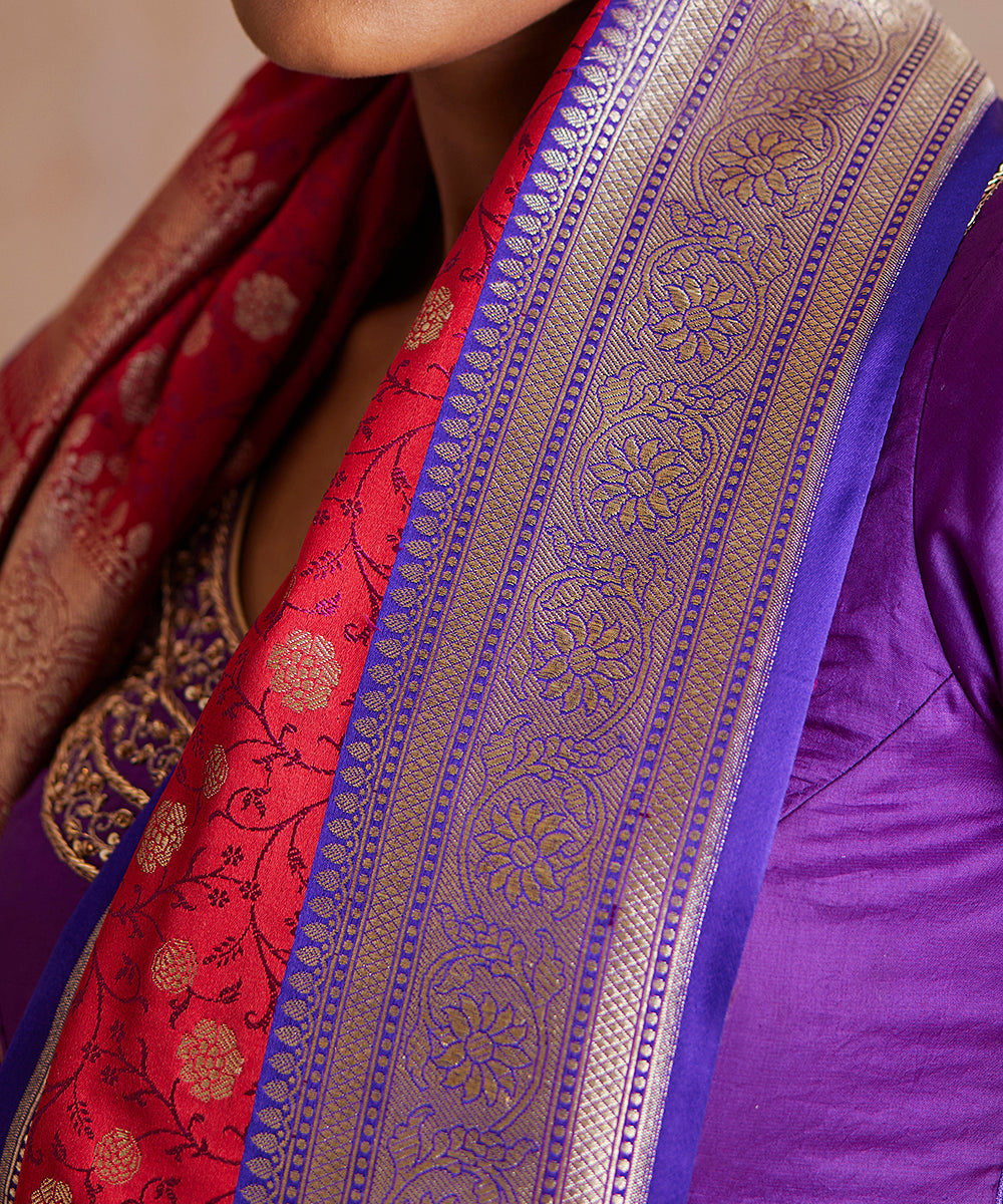 Red_And_Purple_Handloom_Pure_Mashroo_Silk_Tanchoi_Banarasi_Saree_WeaverStory_05