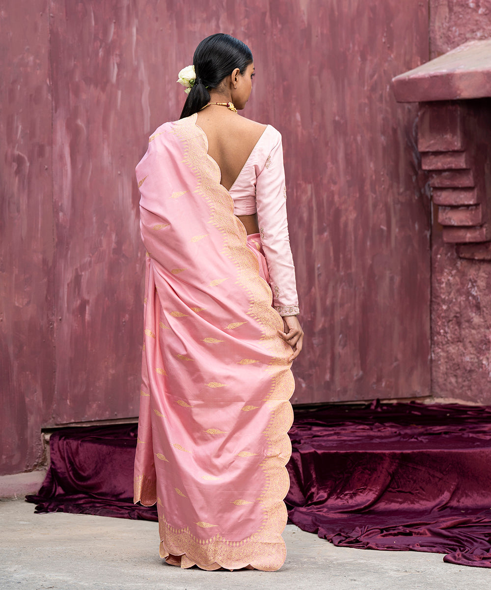 Handloom_Soft_Pink_Pure_Katan_Silk_Banarasi_Saree_With_Scalloped_Border_WeaverStory_03