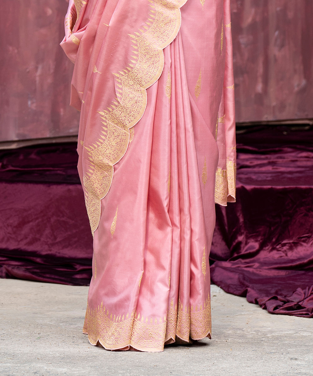 Handloom_Soft_Pink_Pure_Katan_Silk_Banarasi_Saree_With_Scalloped_Border_WeaverStory_04