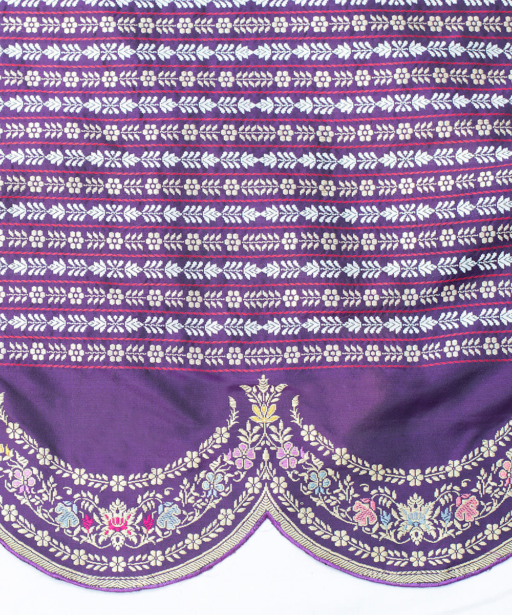 Handloom_Red_Pure_Katan_Silk_Banarasi_Saree_With_Meenakari_And_Scalloped_Border_WeaverStory_05