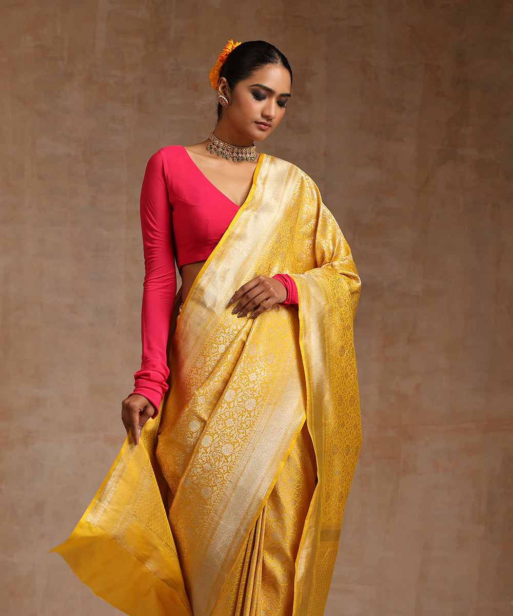 Yellow_Handloom_Pure_Katan_Silk_Kimkhab_Banarasi_Saree_With_All_Over_Floral_Work_WeaverStory_01