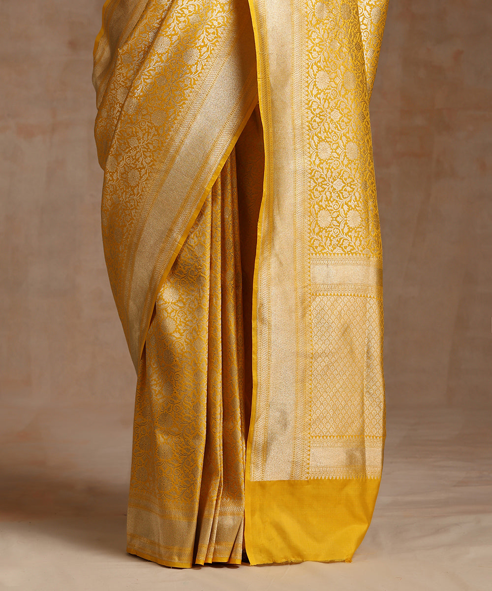 Yellow_Handloom_Pure_Katan_Silk_Kimkhab_Banarasi_Saree_With_All_Over_Floral_Work_WeaverStory_04