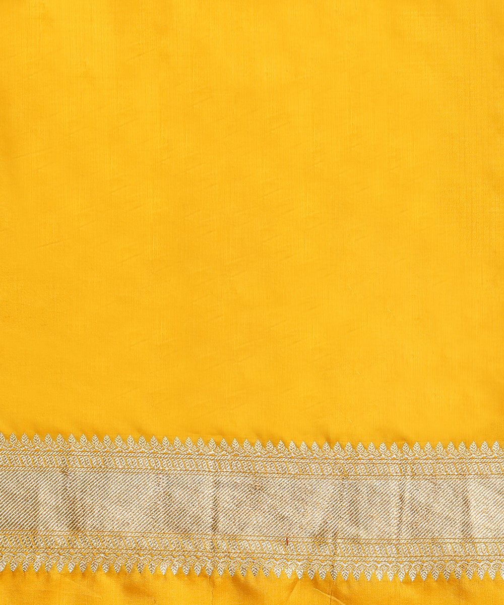 Yellow_Handloom_Pure_Katan_Silk_Kimkhab_Banarasi_Saree_With_All_Over_Floral_Work_WeaverStory_05