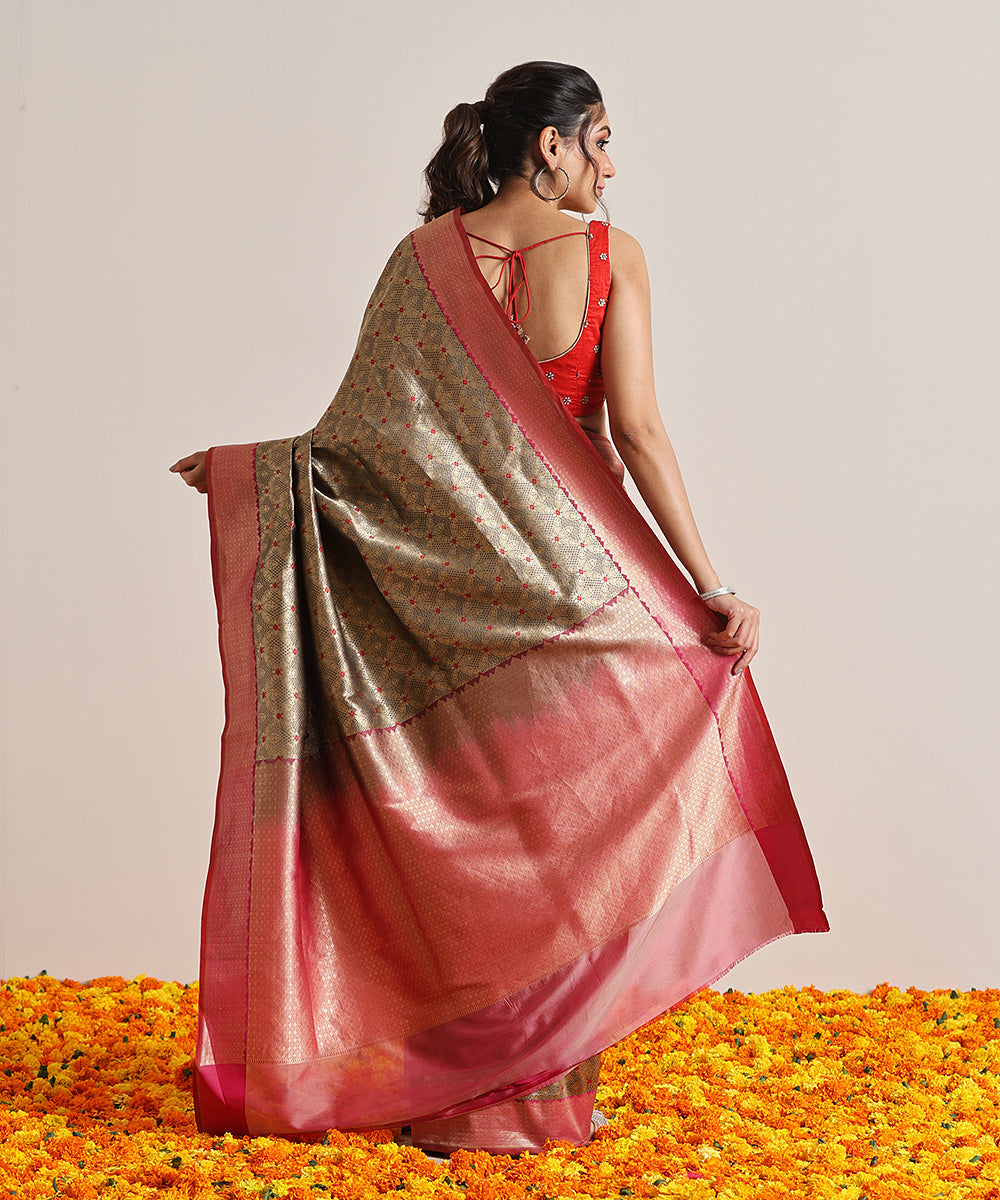Grey_Handloom_Pure_Katan_Silk_Kimkhab_Banarasi_Saree_With_Pink_And_Gold_Zari_Border_WeaverStory_03
