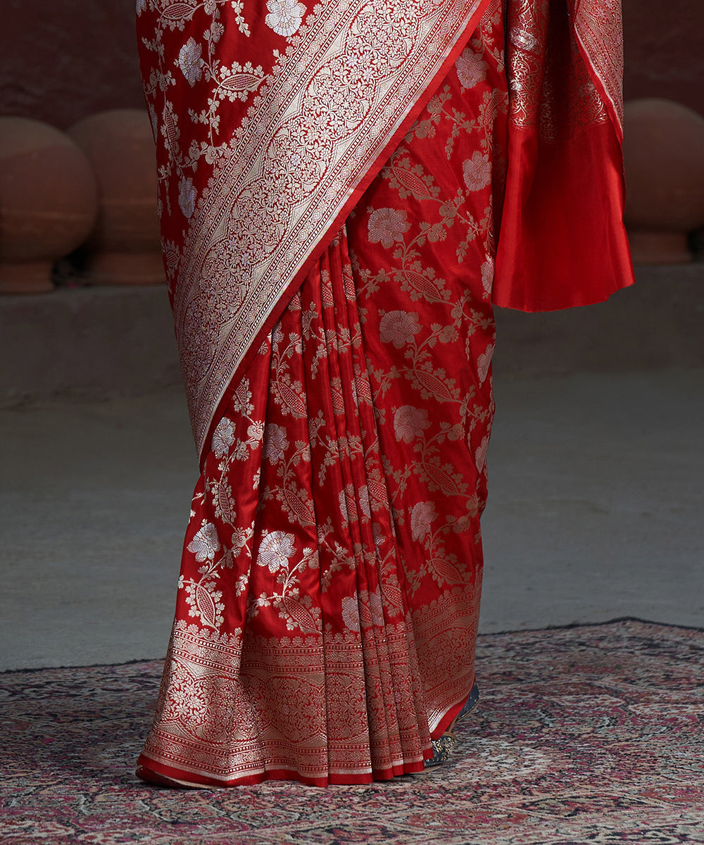 Red_Handloom_Pure_Katan_Silk_Banarasi_Saree_With_Hibiscus_Flower_Jaal_WeaverStory_04