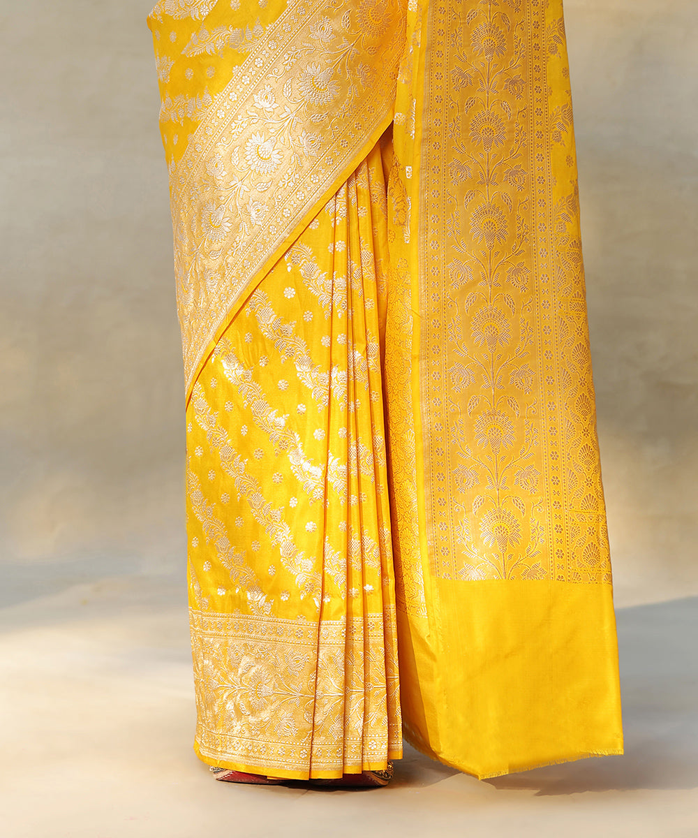 Handloom_Yellow_Pure_Katan_Silk_Banarasi_Saree_With_Diagonal_Zari_Bel_WeaverStory_04