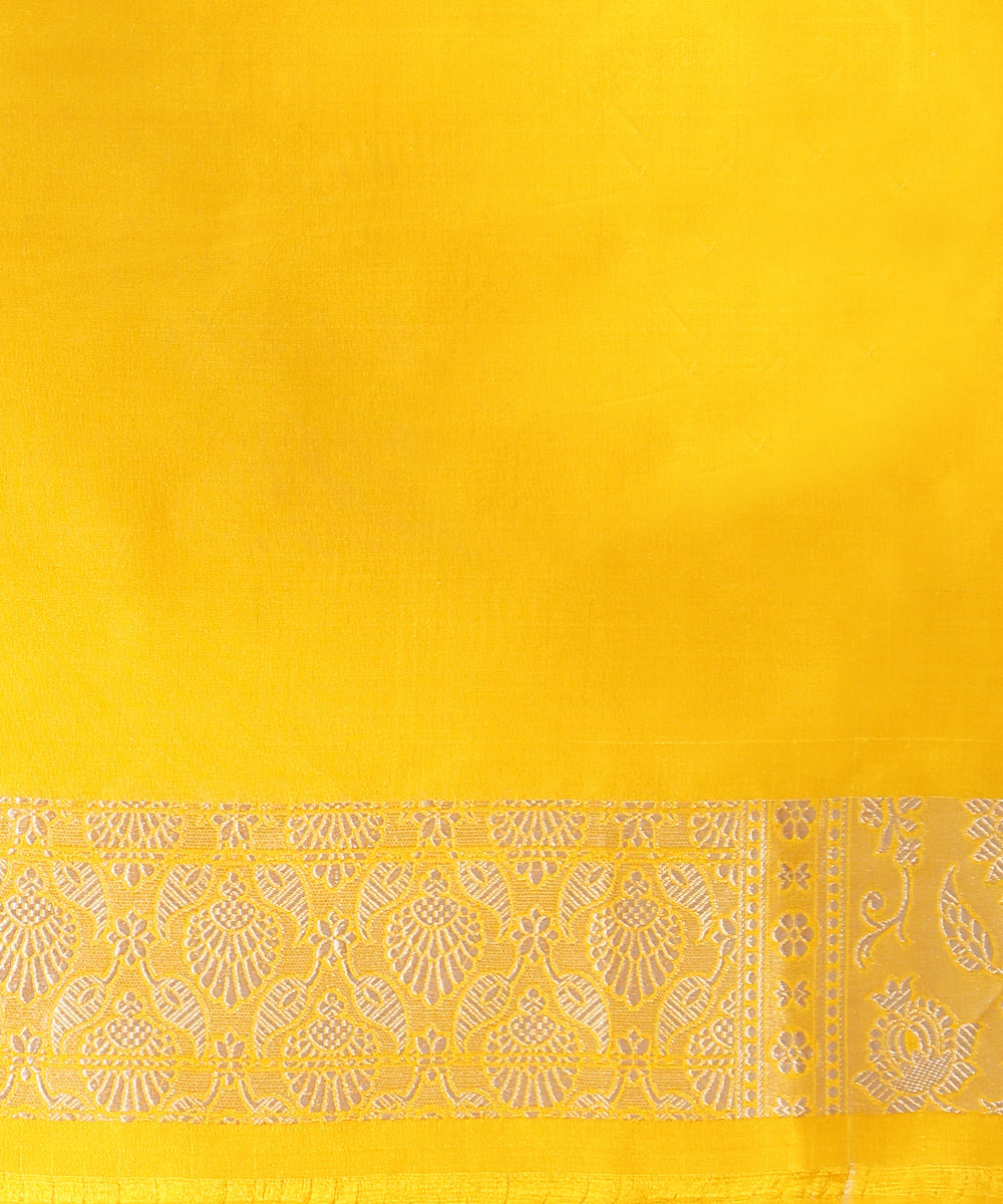 Handloom_Yellow_Pure_Katan_Silk_Banarasi_Saree_With_Diagonal_Zari_Bel_WeaverStory_05