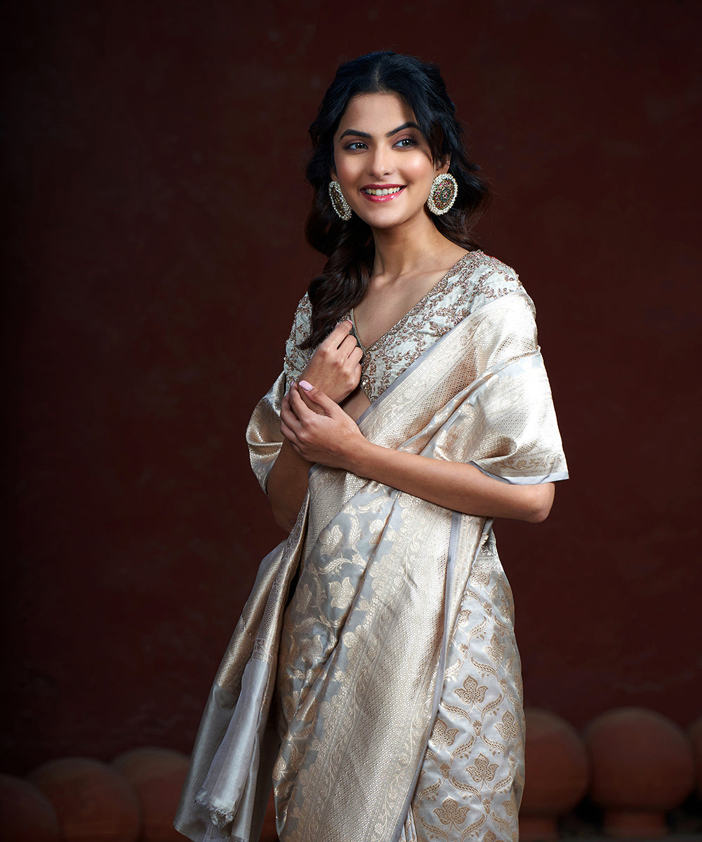 Pastel_Grey_Handloom_Pure_Katan_Silk_Banasrasi_Saree_With_Kadhwa_Border_WeaverStory_01