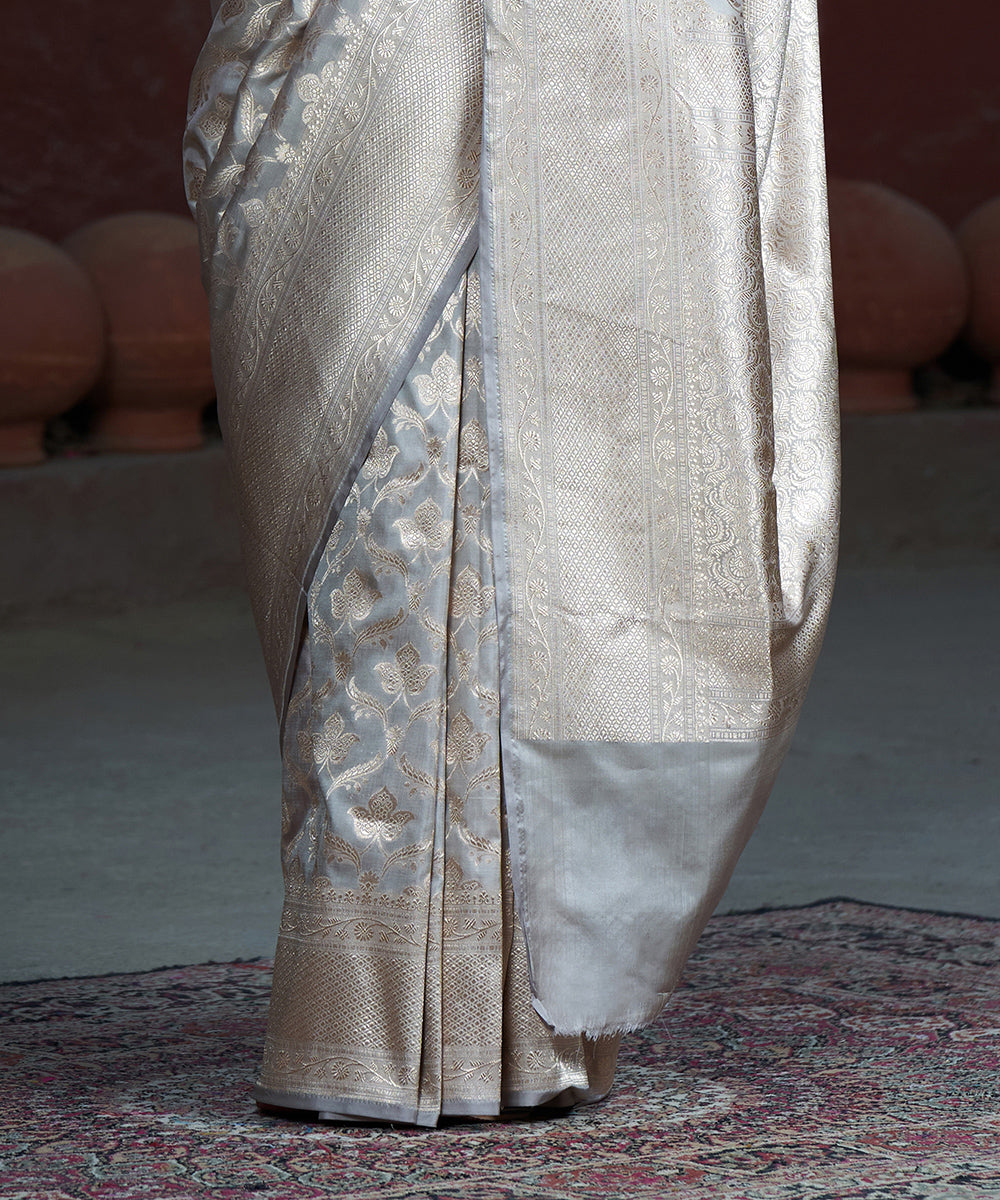 Pastel_Grey_Handloom_Pure_Katan_Silk_Banasrasi_Saree_With_Kadhwa_Border_WeaverStory_04
