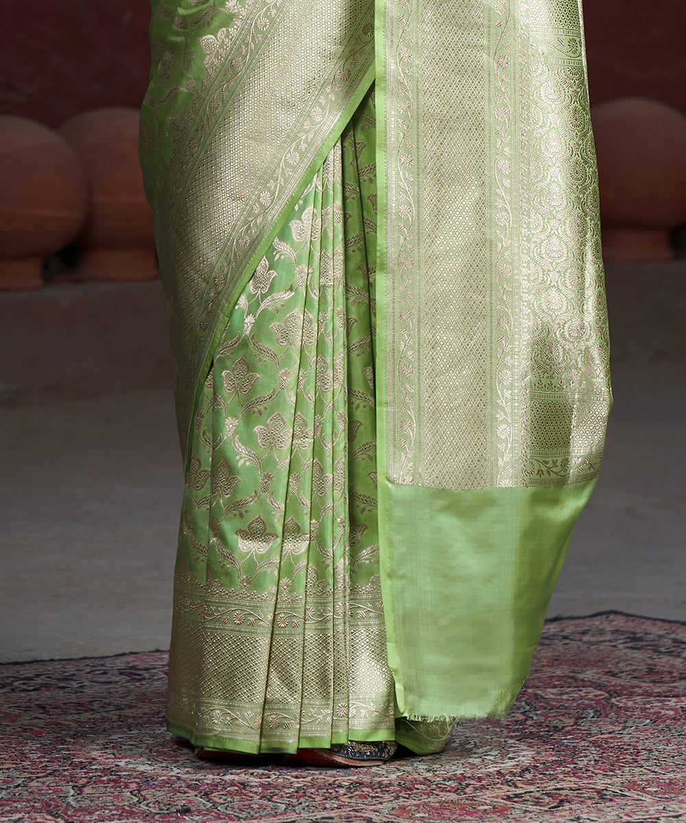 Lime_Green_Handloom_Pure_Katan_Silk_Banarasi_Saree_With_Kadhwa_Border_WeaverStory_04