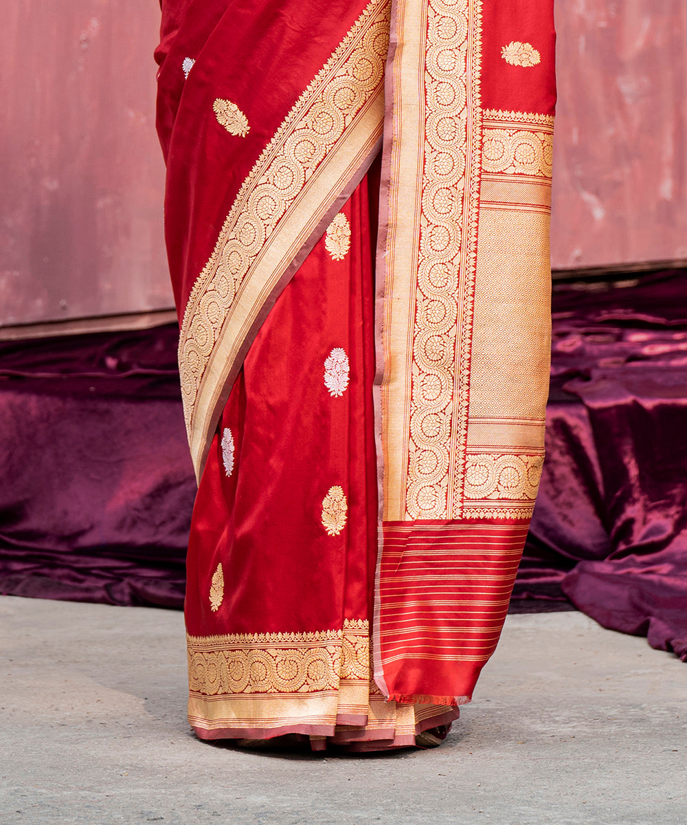 Red_Handloom_Pure_Katan_Silk_Banarasi_Saree_Saree_With_Zari_Booti_WeaverStory_04