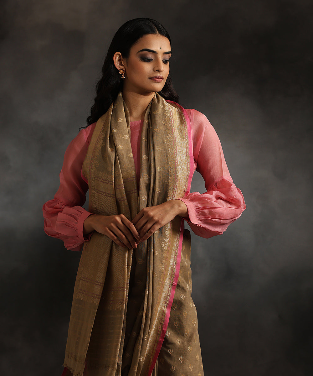 Handloom_Pastel_Khaki_Pure_Cotton_Jamdani_Banarasi_Saree_With_Sona_Rupa_Cutwork_Booti_WeaverStory_01