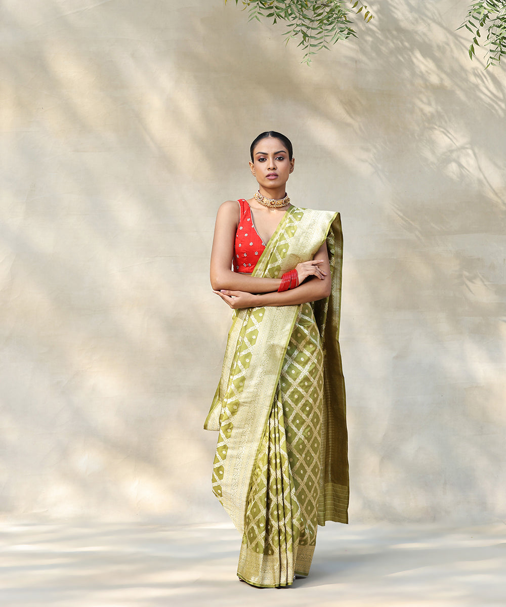 Heena_Green_Handloom_Pure_Katan_Silk_Banarasi_Saree_With_Single_Zari_Cutwork_Jaal_WeaverStory_02