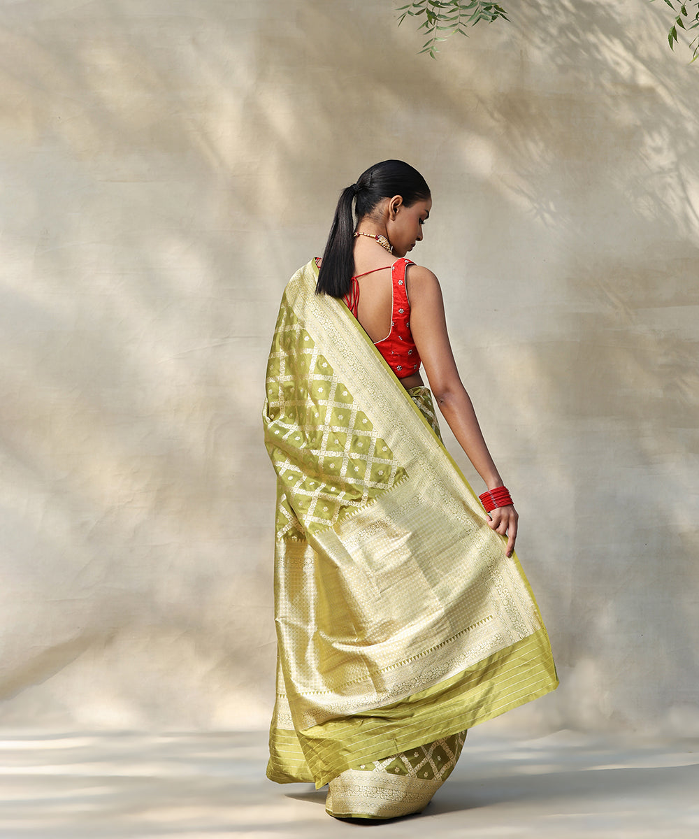 Heena_Green_Handloom_Pure_Katan_Silk_Banarasi_Saree_With_Single_Zari_Cutwork_Jaal_WeaverStory_03