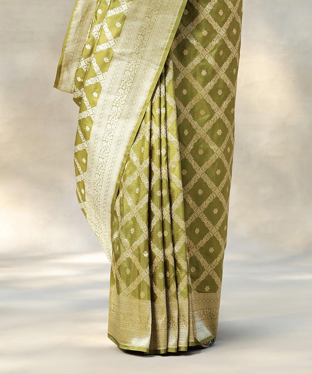 Heena_Green_Handloom_Pure_Katan_Silk_Banarasi_Saree_With_Single_Zari_Cutwork_Jaal_WeaverStory_04