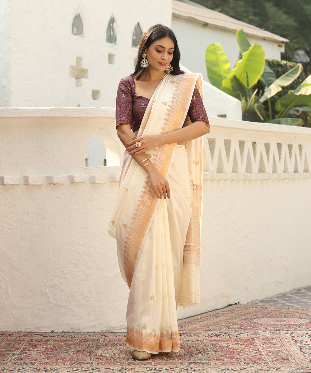 Offwhite_Handloom_Pure_Katan_Silk_Banarasi_Saree_With_Booti_With_Border_Saree_WeaverStory_02