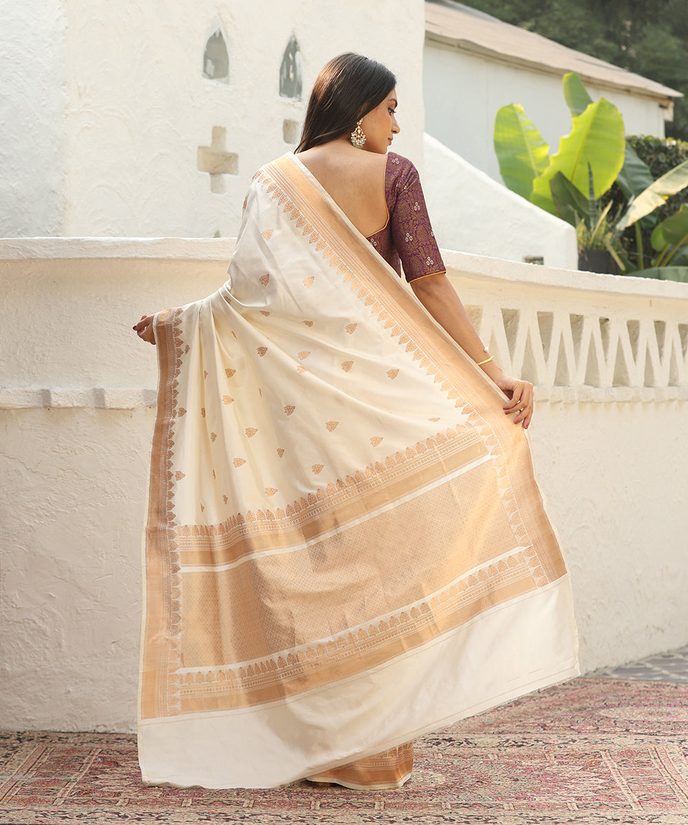 Offwhite_Handloom_Pure_Katan_Silk_Banarasi_Saree_With_Booti_With_Border_Saree_WeaverStory_03