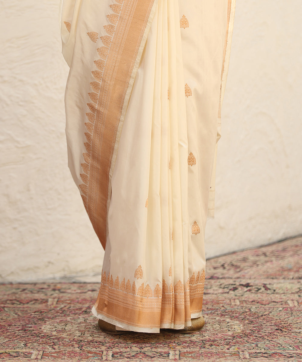 Offwhite_Handloom_Pure_Katan_Silk_Banarasi_Saree_With_Booti_With_Border_Saree_WeaverStory_04