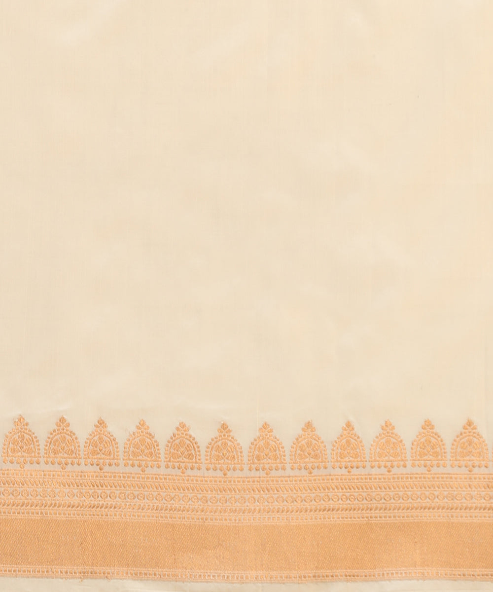 Offwhite_Handloom_Pure_Katan_Silk_Banarasi_Saree_With_Booti_With_Border_Saree_WeaverStory_05