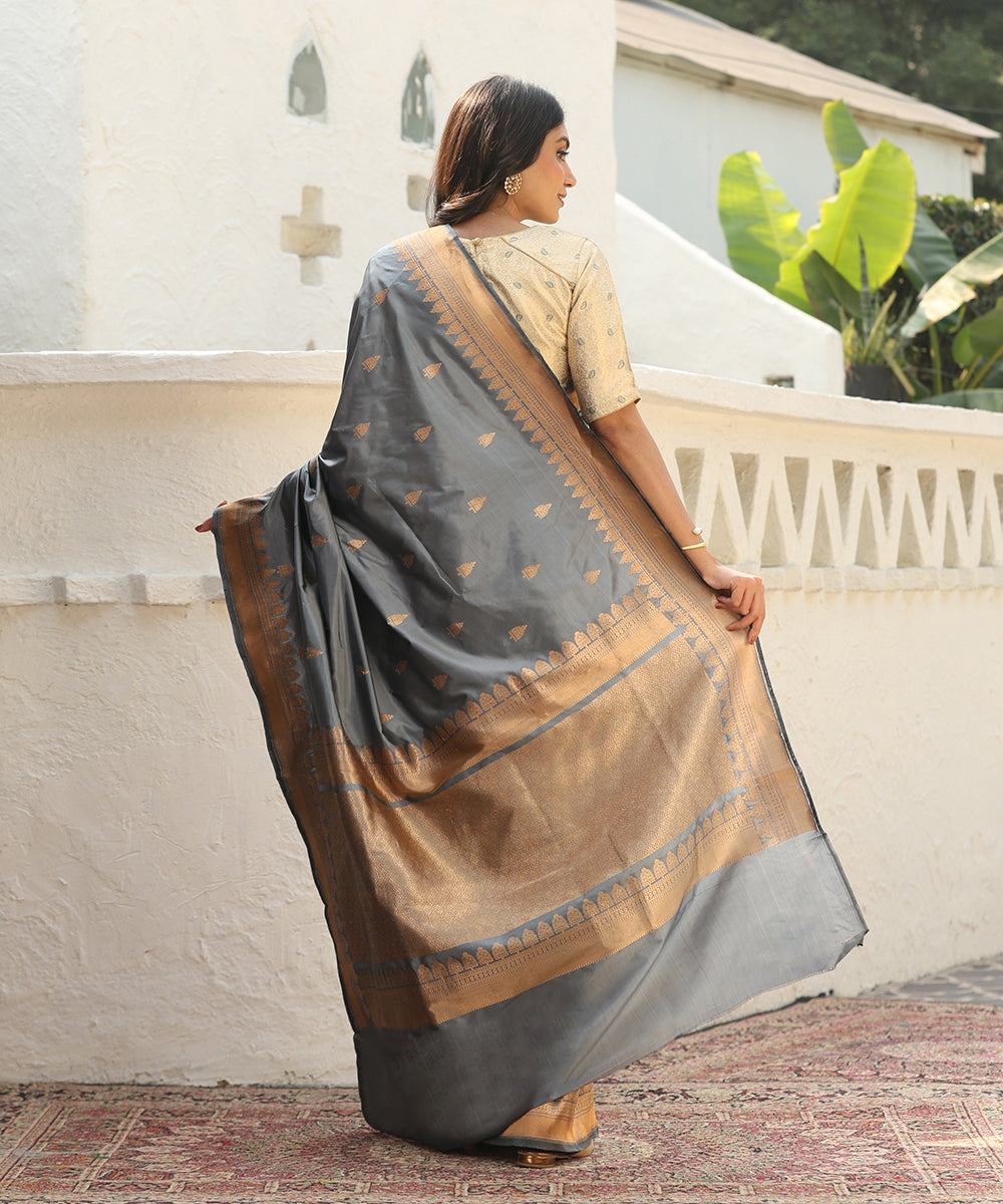 Handloom_Grey_Pure_Katan_Silk_Banarasi_Saree_With_Zari_Booti_WeaverStory_03