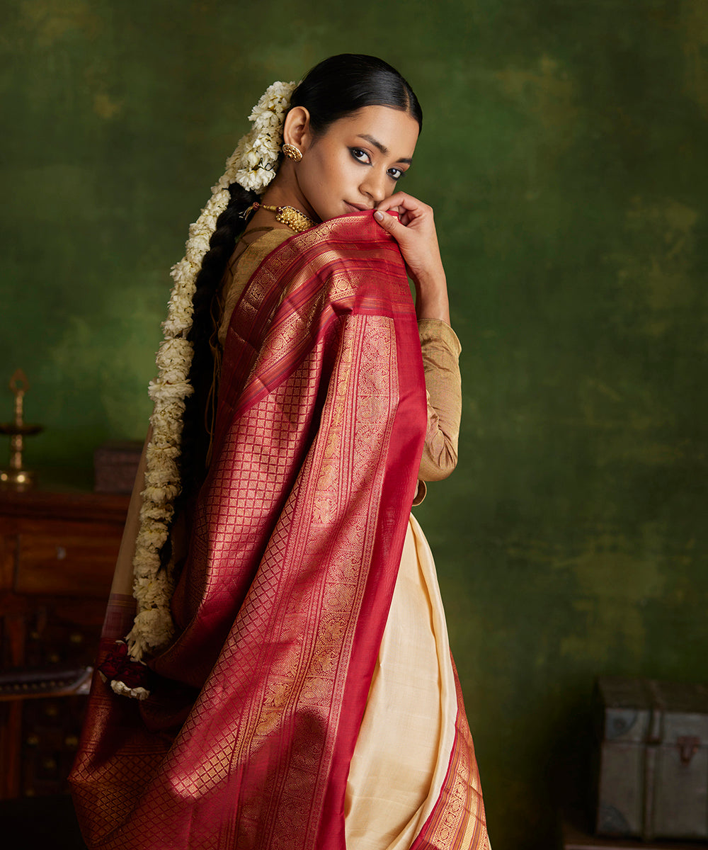 Handloom_Off_White_And_Maroon_Pure_Silk_Kanjivaram_Saree_With_Korvai_Border_WeaverStory_01