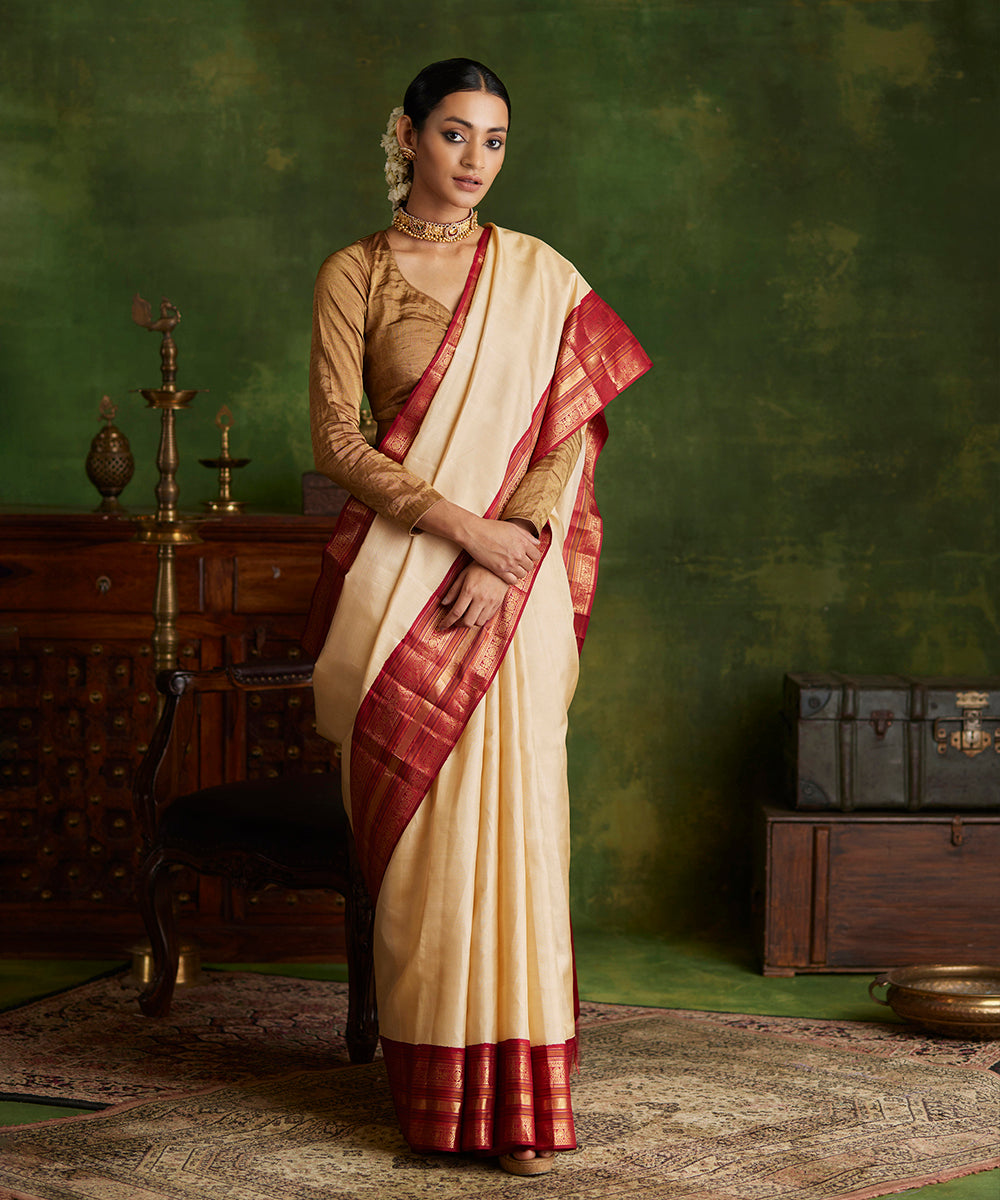 Handloom_Off_White_And_Maroon_Pure_Silk_Kanjivaram_Saree_With_Korvai_Border_WeaverStory_02