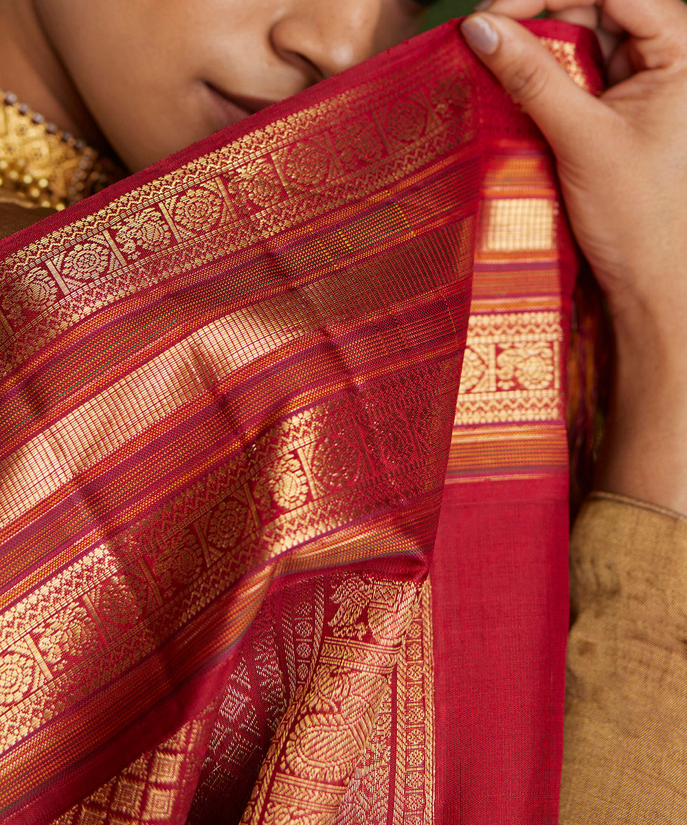 Handloom_Off_White_And_Maroon_Pure_Silk_Kanjivaram_Saree_With_Korvai_Border_WeaverStory_05