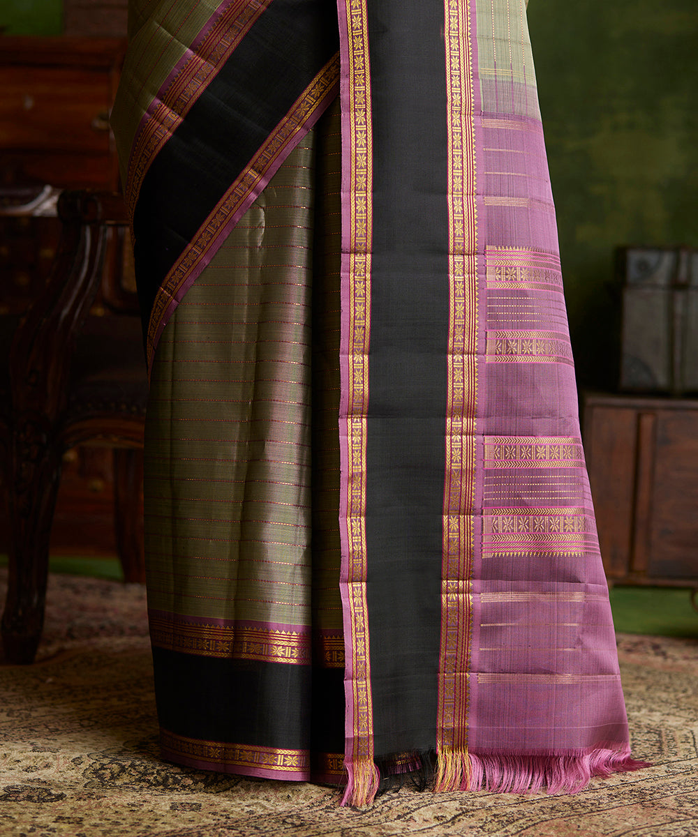 Sage_Green_Double_Shade_Handloom_Pure_Silk_Kanjivaram_Saree_With_Black_Big_Border_WeaverStory_04