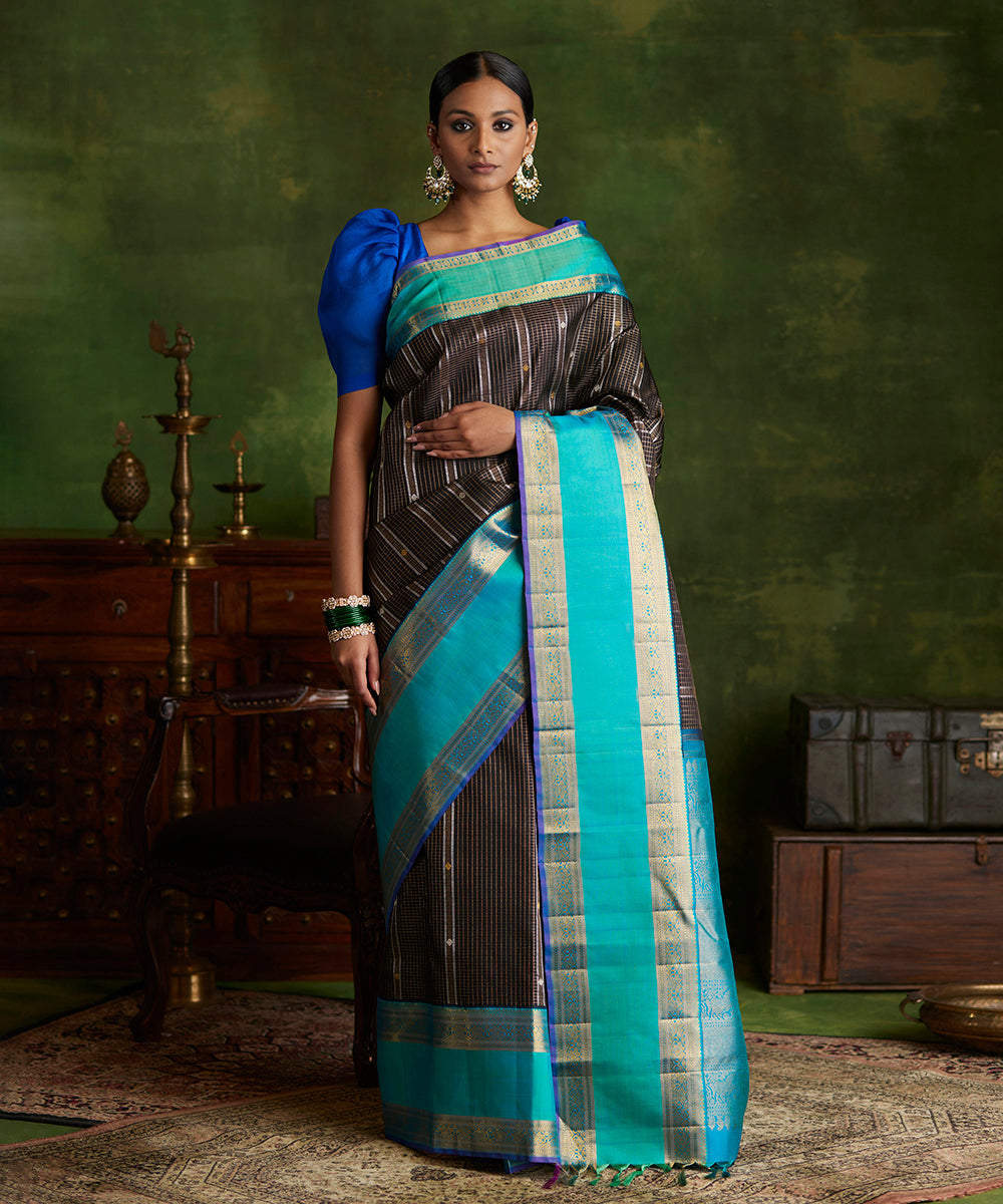 Black_And_Silver_Handloom_Pure_Silk_Kanjivaram_Saree_With_Korvai_Peacock_Border_WeaverStory_02