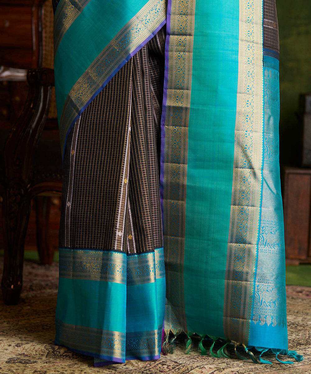 Black_And_Silver_Handloom_Pure_Silk_Kanjivaram_Saree_With_Korvai_Peacock_Border_WeaverStory_04