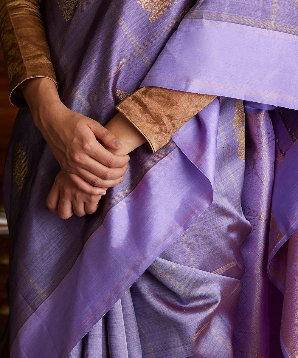 Lavender_Double_Shade_Handloom_Pure_Silk_Kanjivaram_Saree_With_Antique_Zari_Peacock_Booti_WeaverStory_05