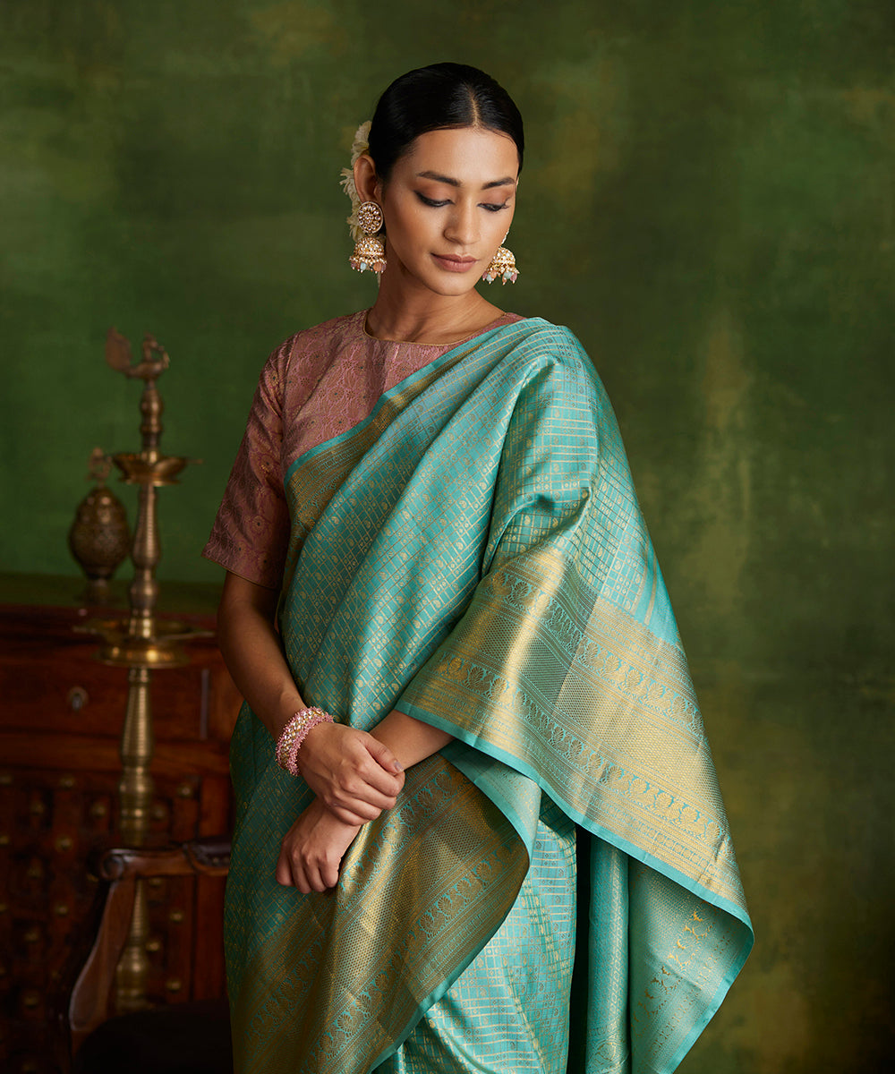 Handloom_Pista_Green_Double_Shade_Pure_Silk_Kanjivaram_Saree_With_Paisley_Booti_WeaverStory_01