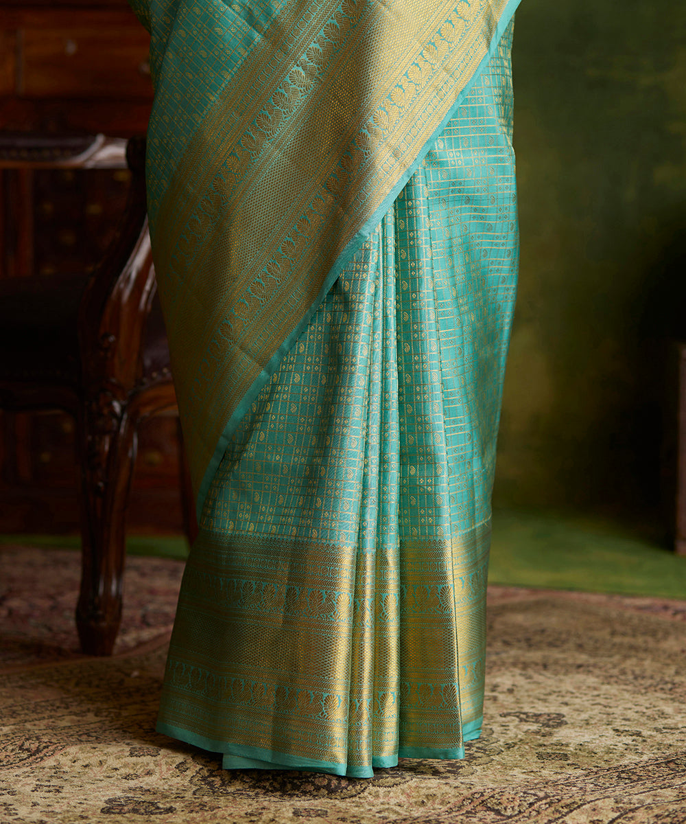 Handloom_Pista_Green_Double_Shade_Pure_Silk_Kanjivaram_Saree_With_Paisley_Booti_WeaverStory_04