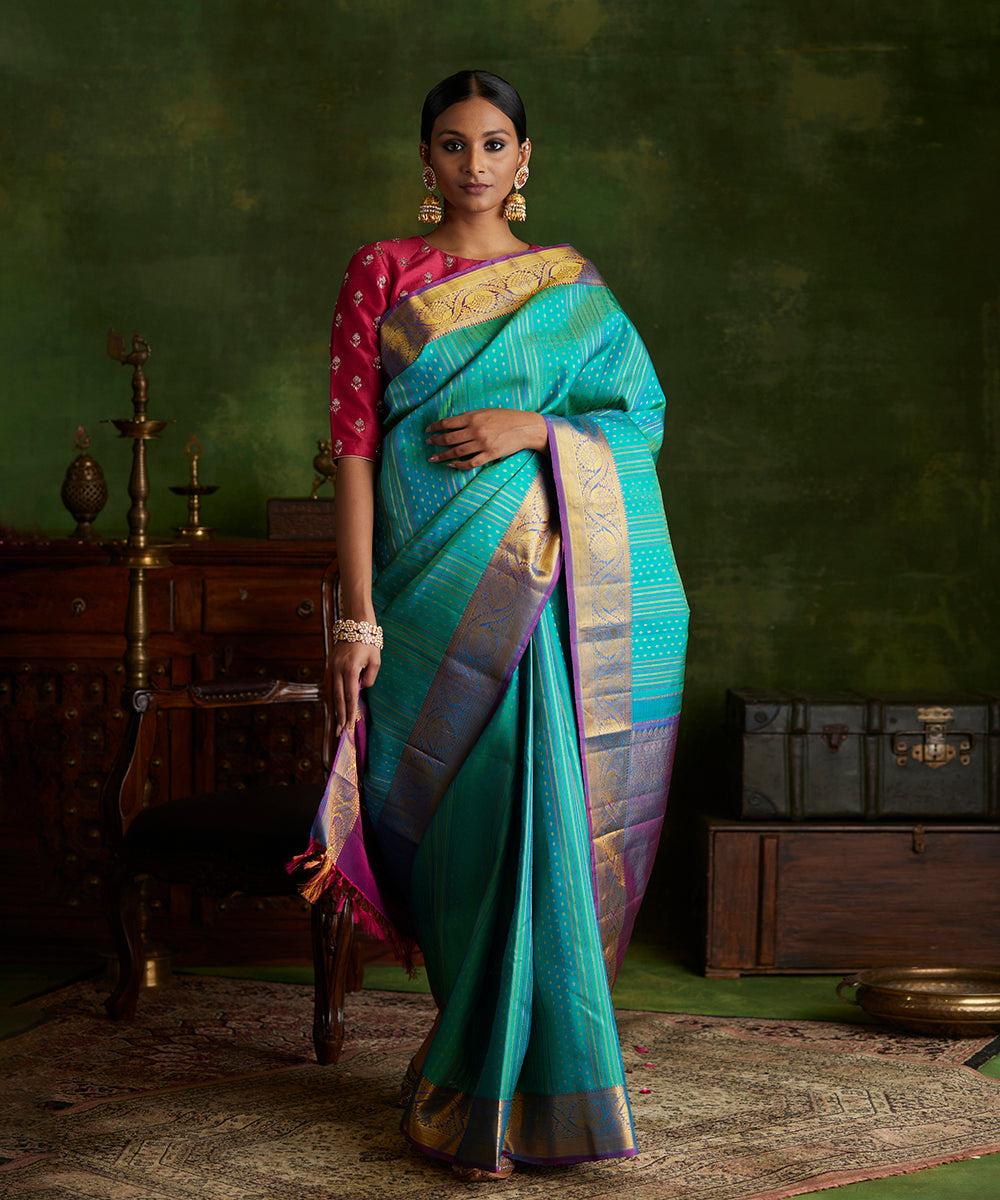 Handloom_Green_Dual_Tone_Pure_Zari_Kanjivaram_Silk_Saree_With_Purple_And_Gold_Border_WeaverStory_02