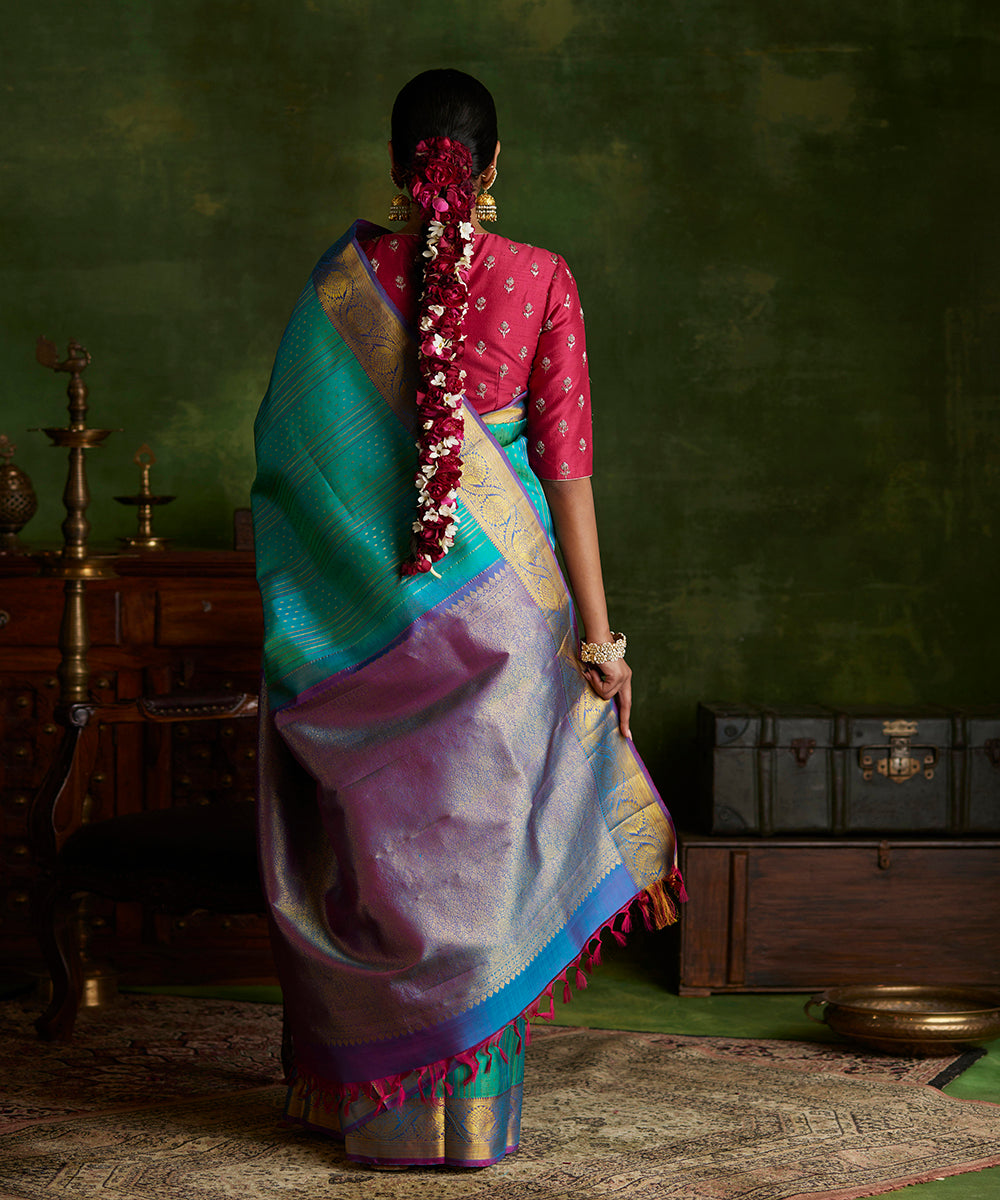 Handloom_Green_Dual_Tone_Pure_Zari_Kanjivaram_Silk_Saree_With_Purple_And_Gold_Border_WeaverStory_03