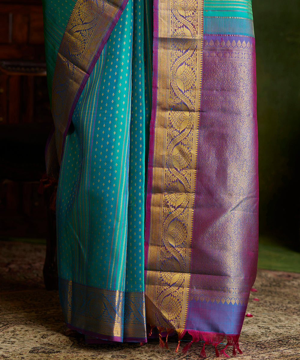 Handloom_Green_Dual_Tone_Pure_Zari_Kanjivaram_Silk_Saree_With_Purple_And_Gold_Border_WeaverStory_04